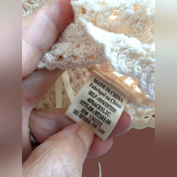 Everyday Chic Boutique Cream Crochet Crop Top Size Medium/Large - Picture 3 of 3